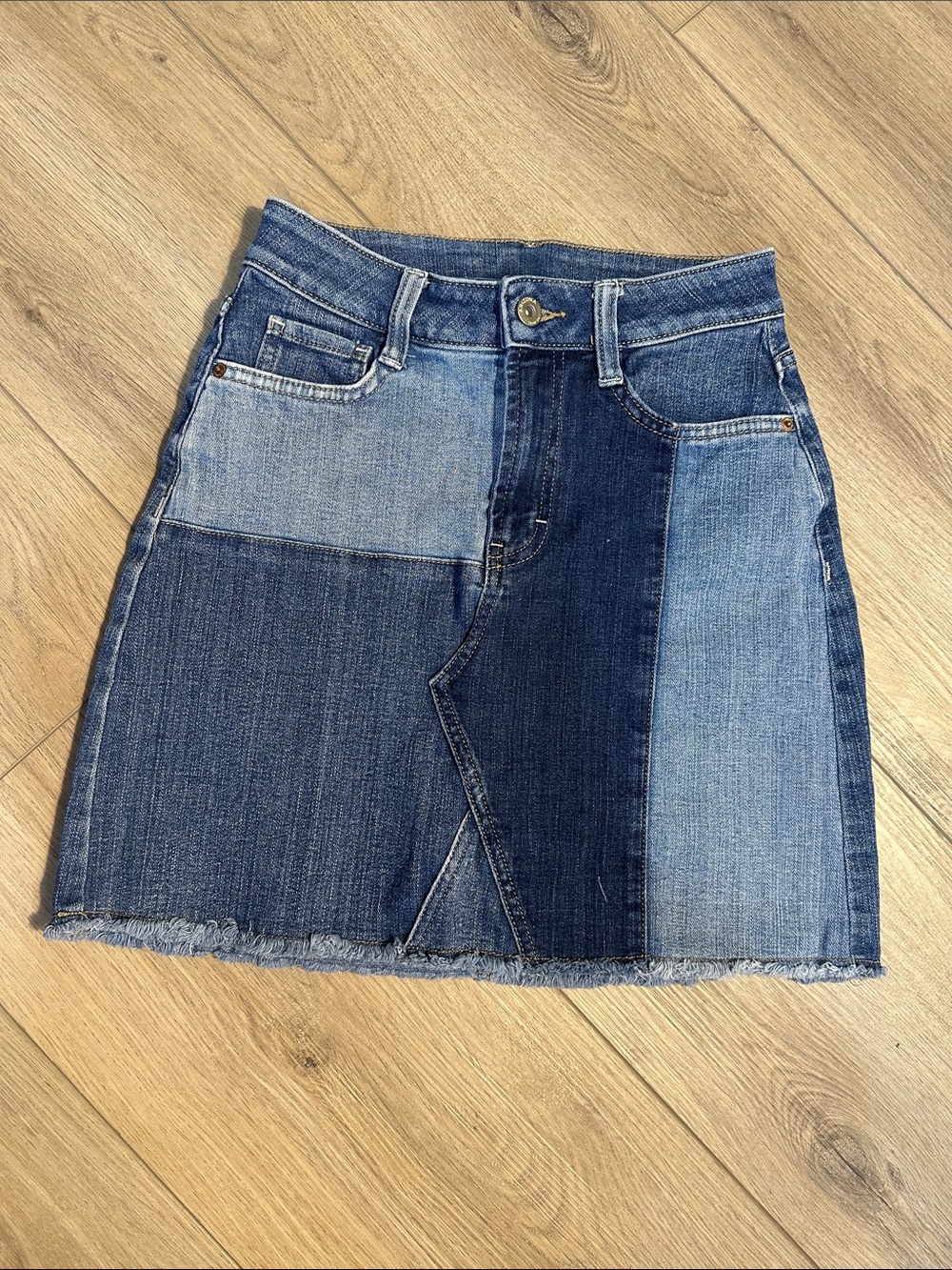 Arizona Jean Co. Patchwork Denim Jean Mini Skirt in Blue. Size 1